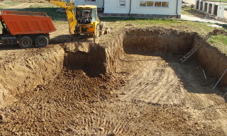 Рытье котлованов под фундамент в Черняховске – цена от 2645 руб. за м3 | 2Землекопа-Чрх